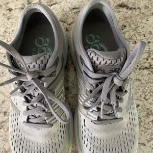 New Balance 860 V.10 Sneakers.  Size 7.5